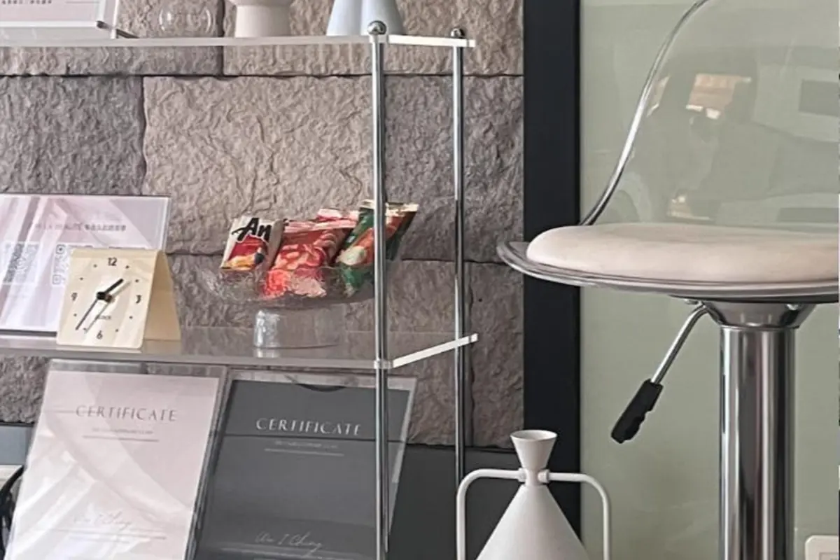 工作室器材架，架上陳列價目表與證照