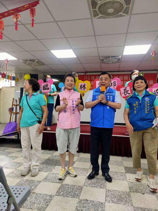 115 年度洽溪社區發展協會社區照顧關懷據點孝親活動及成果展現場，桃園市議會議長邱奕勝持麥克風致詞