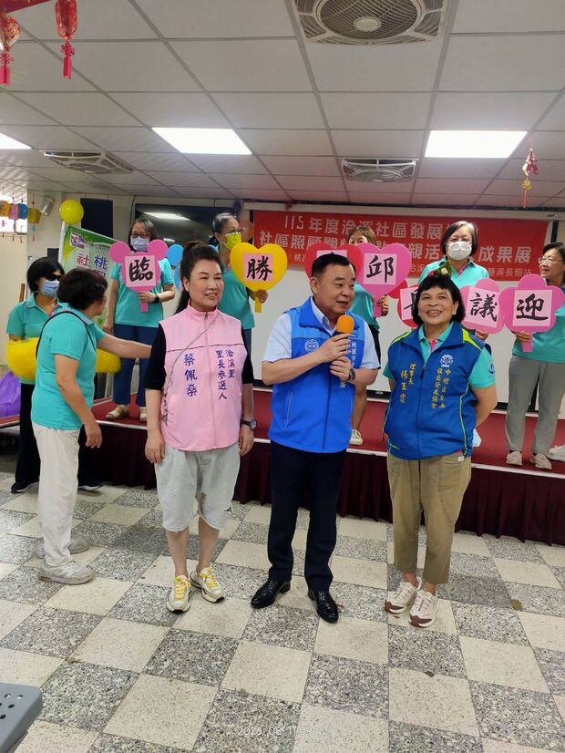 桃園市議會議長邱奕勝致詞，洽溪社區發展協會理事長楊玉霞在右側陪同