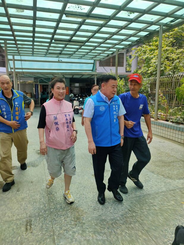 蔡佩燊陪同桃園市議會議長邱奕勝步行走訪社區照顧關懷據點