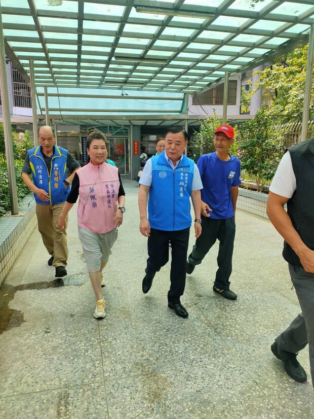 一行人步行經過據點戶外通道，實地了解環境