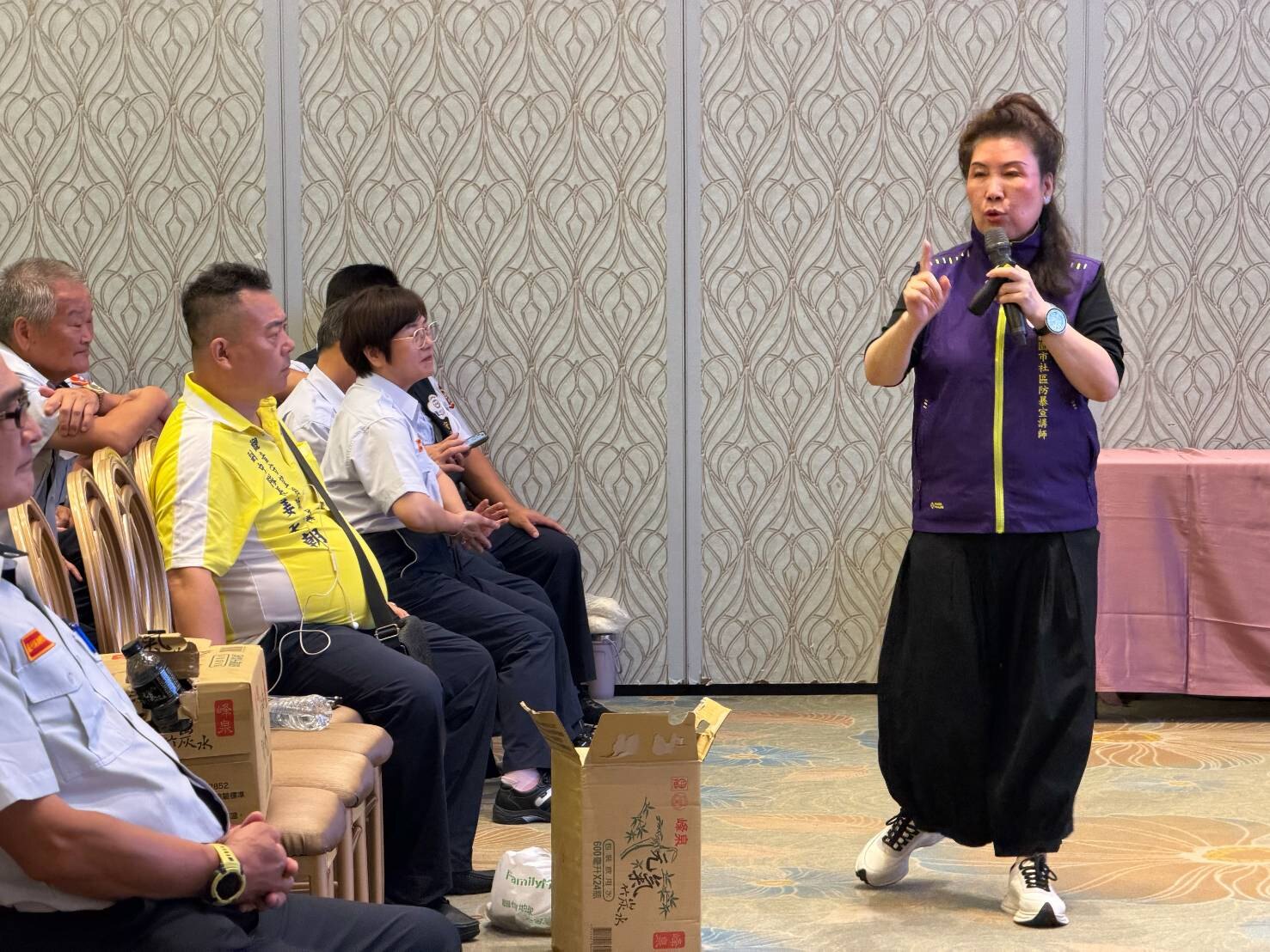 蔡佩燊身著桃園市社區防暴宣講師背心進行宣導